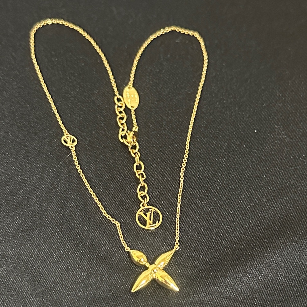 Louis Vuitton Gold Tone Monogram Flower Pendant Necklace - Picture 2 of 12